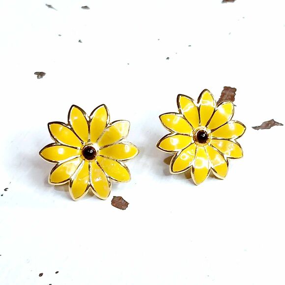 BOGO EARRINGS Enamel Daisy Stud Earrings, Used Floral Earrings, Vintage Earrings - Picture 1 of 4